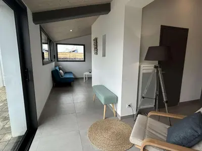 Coin salon dans l'établissement Maison familiale 10 pers, annexe, plage 250m, wifi, parking, jardin clos, terrasse avec pergola - FR-1-224B-163