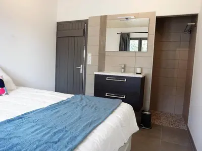 Un ou plusieurs lits dans un hébergement de l'établissement Maison familiale 10 pers, annexe, plage 250m, wifi, parking, jardin clos, terrasse avec pergola - FR-1-224B-163