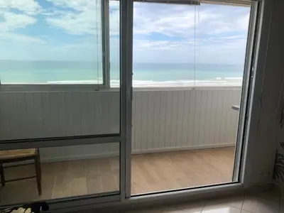 Vue générale sur la mer ou vue sur la mer prise depuis l'appartement
