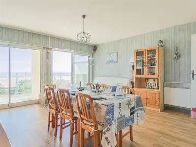 Cuisine ou kitchenette dans l'établissement Appartement 3 chambres avec grand balcon et garage proche du casino - FR-1-323-260