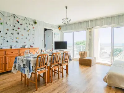 Télévision ou salle de divertissement dans l'établissement Appartement 3 chambres avec grand balcon et garage proche du casino - FR-1-323-260