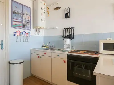 Cuisine ou kitchenette dans l'établissement Appartement 3 chambres avec grand balcon et garage proche du casino - FR-1-323-260
