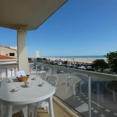 Appartement 3 chambres avec grand balcon et garage proche du casino - FR-1-323-260