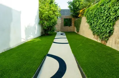 Jardin de l'établissement Nuit confort avec Balnéo XXL privative et Climatisation
