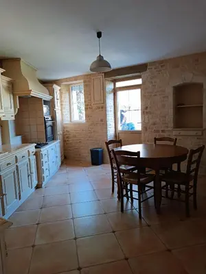 Cuisine ou kitchenette dans l'établissement Gîte 14 personnes à proximité du Puy du Fou 