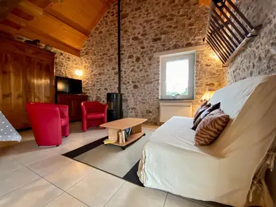 Coin salon dans l'établissement Gîte rénové au calme avec jardin, terrasse et accès à une plage aménagée - FR-1-306-1219