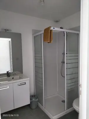 Salle de bains dans l'établissement 2 SDB - 2 Chambres - 1 lit d'appoint enfants
