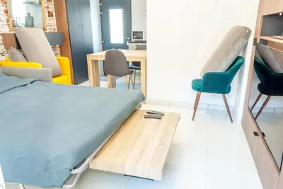 Télévision ou salle de divertissement dans l'établissement Maison avec terrasse plein sud à 7 min de la gare