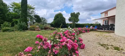 Jardin de l'établissement Splendide gîte La Tour Blanche 12min du Puy du Fou