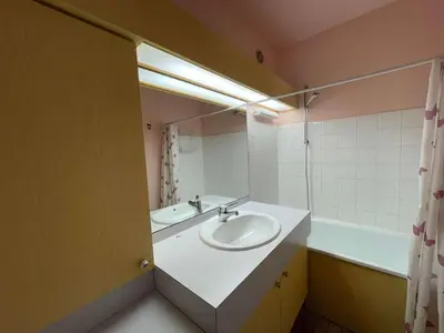 Salle de bains dans l'établissement Studio à St-Jean-de-Monts, avec parking, balcon et vue mer - FR-1-224C-201