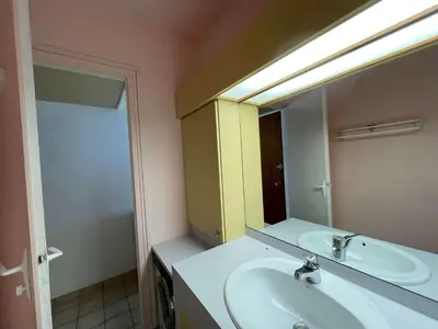Salle de bains dans l'établissement Studio à St-Jean-de-Monts, avec parking, balcon et vue mer - FR-1-224C-201