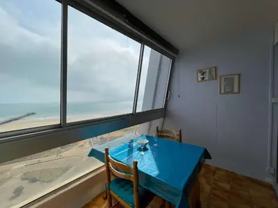 Vue générale sur la mer ou vue sur la mer prise depuis l'appartement