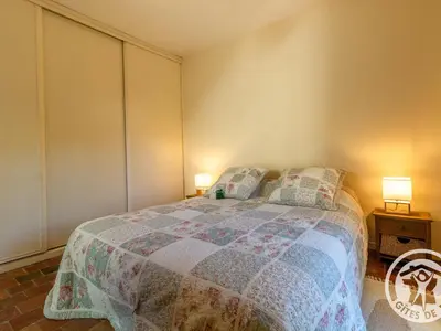 Un ou plusieurs lits dans un hébergement de l'établissement Charmante maison avec jardin clos près de la rivière Louet - FR-1-622-37