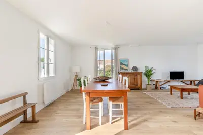 Télévision ou salle de divertissement dans l'établissement Maison moderne pour 5 personnes à Noirmoutier