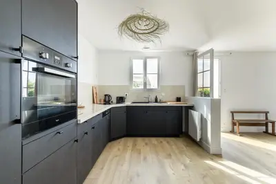 Cuisine ou kitchenette dans l'établissement Maison moderne pour 5 personnes à Noirmoutier