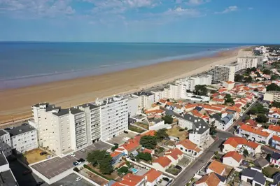 Vue générale sur la mer ou vue sur la mer prise depuis l'appartement