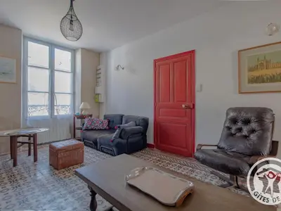 Coin salon dans l'établissement Maison Authentique sur 3 Niveaux avec Terrasse et Vue Loire - FR-1-622-38