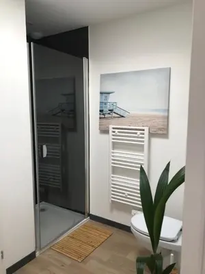 Salle de bains dans l'établissement Maison de Vacances 2 personnes, ossature bois, à Saint Gilles Croix De Vie 85
