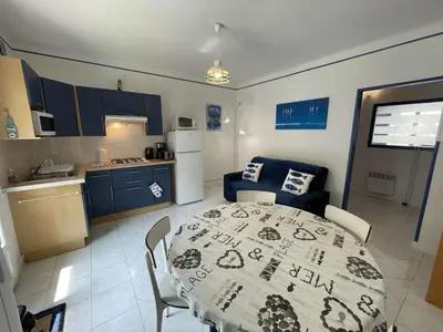 Cuisine ou kitchenette dans l'établissement Appartement Moderne 2 Pièces + Cabine, Terrasse, Proche Plage – Saint-Jean-de-Monts - FR-1-224C-204
