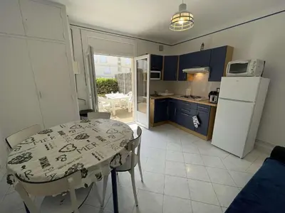Cuisine ou kitchenette dans l'établissement Appartement Moderne 2 Pièces + Cabine, Terrasse, Proche Plage – Saint-Jean-de-Monts - FR-1-224C-204