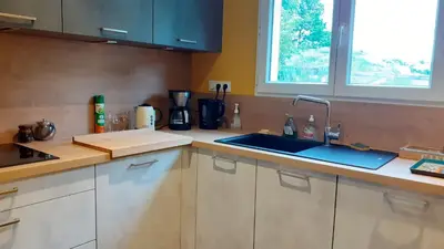 Cuisine ou kitchenette dans l'établissement Maison de charme à Mouzillon - Jardin et terrasse accueillante