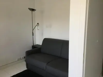 Coin salon dans l'établissement T1 parc paysager St Nazaire