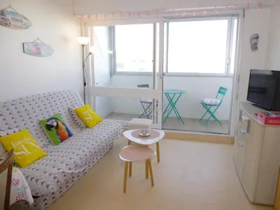 Télévision ou salle de divertissement dans l'établissement Appartement familial avec balcon, à 50m de la plage – 2 pièces, 4 couchages, WiFi et parking gratuits - FR-1-224C-153