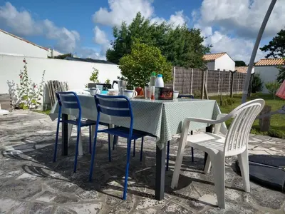 Terrasse ou espace extérieur de l'établissement Maison confortable avec jardin, proche plages et centre, 6 couchages, Noirmoutier-en-l'Île - FR-1-224B-172