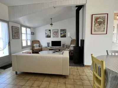 Télévision ou salle de divertissement dans l'établissement Maison confortable avec jardin, proche plages et centre, 6 couchages, Noirmoutier-en-l'Île - FR-1-224B-172