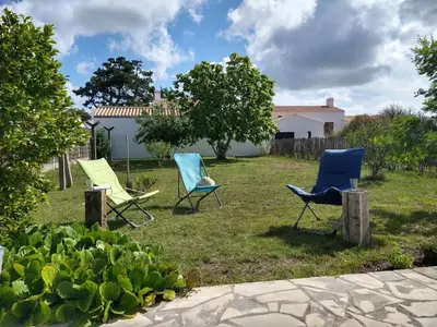 Jardin de l'établissement Maison confortable avec jardin, proche plages et centre, 6 couchages, Noirmoutier-en-l'Île - FR-1-224B-172