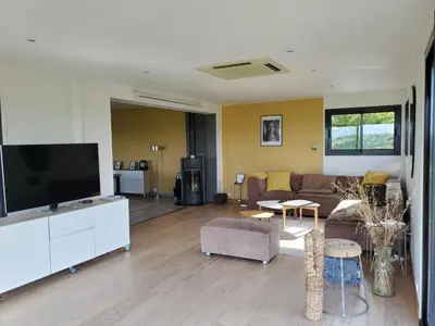 Télévision ou salle de divertissement dans l'établissement Maison des Coteaux blancs