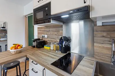 Cuisine ou kitchenette dans l'établissement Joli studio - Parking Privé - WIFI Très Haut Débit - Au calme