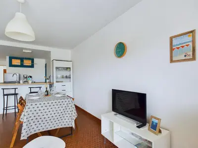Télévision ou salle de divertissement dans l'établissement À 200m de la plage, appartement pour 4