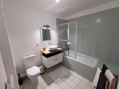 Salle de bains dans l'établissement Appartement proche plages