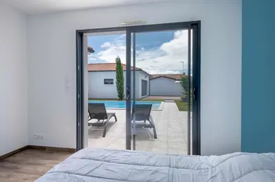 Balcon ou terrasse dans l'établissement Maison moderne avec piscine pour 6