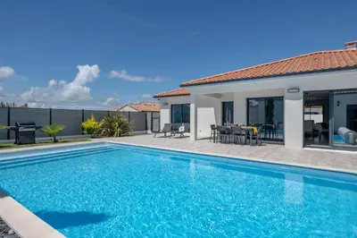 Piscine de l'établissement Maison moderne avec piscine pour 6 ou située à proximité