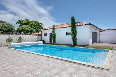 Piscine de l'établissement Maison moderne avec piscine pour 6 ou située à proximité