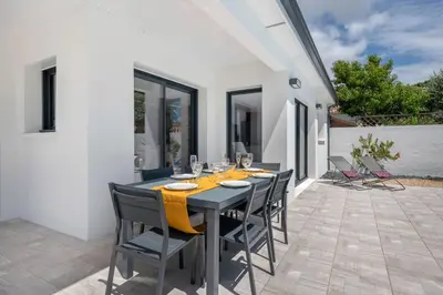 Balcon ou terrasse dans l'établissement Maison moderne avec piscine pour 6