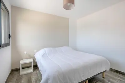 Un ou plusieurs lits dans un hébergement de l'établissement Maison moderne avec piscine pour 6