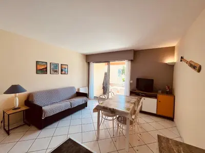 Coin salon dans l'établissement Standing et océan à 50m, appartement de l'oasis