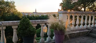 Jardin de l'établissement Gîte de charme atypique vue panoramique