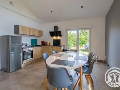 Cuisine ou kitchenette dans l'établissement Gîte Moderne et Confortable Proche Cholet, Nantes et Puy du Fou, avec Terrasse et Près d'un Étang - FR-1-622-43
