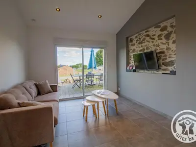 Télévision ou salle de divertissement dans l'établissement Gîte moderne et confort, proche Puy du Fou, Nantes, Cholet, terrasse, pêche à l'étang privé - FR-1-622-42