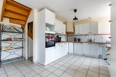 Cuisine ou kitchenette dans l'établissement La Savariere Gite campagne et plage pour 12