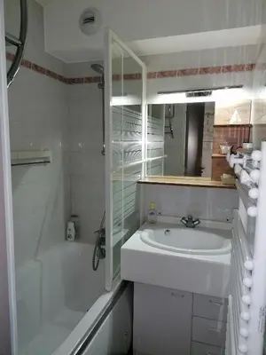Salle de bains dans l'établissement Appartement Pornic vue mer