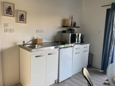 Cuisine ou kitchenette dans l'établissement Le petit nous- Gîte cosy avec jacuzzi en Anjou