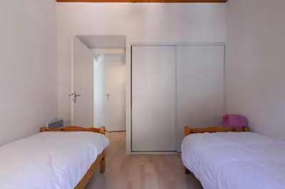 Un ou plusieurs lits dans un hébergement de l'établissement À 800m de la plage, maison pour 6 avec piscine