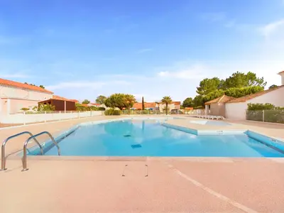 Piscine de l'établissement À 800m de la plage, maison pour 6 avec piscine ou située à proximité