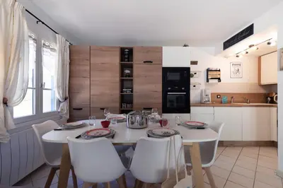 Cuisine ou kitchenette dans l'établissement À 800m de la plage, maison pour 6 avec piscine