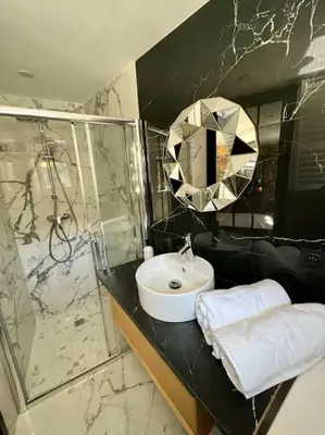 Salle de bains dans l'établissement La bâtisse de Manel